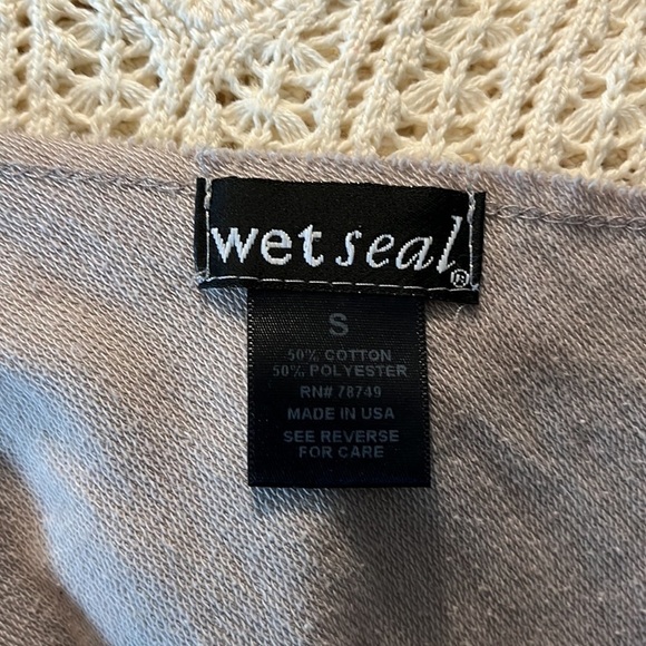 Wet Seal size small lightweight vneck sweatshirt with puffed red heart on front - Picture 5 of 7